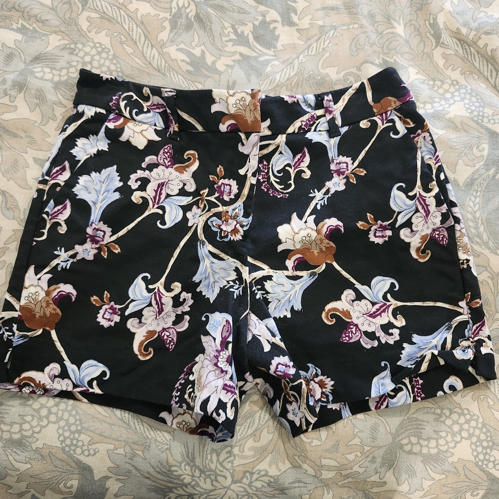 White House Black Market Black Floral Women's Shorts Size 4 Petite 5inch